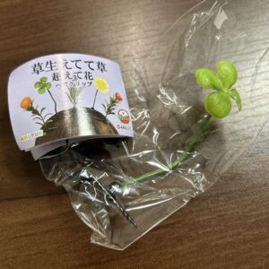 Gacha: Grass Grows And Surpasses The Flower Hair Clip Four Leaves F/S-M503 from