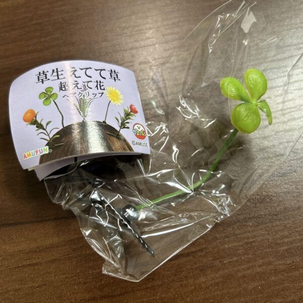 Gacha: Grass Grows And Surpasses The Flower Hair Clip Four Leaves F/S-M503 from